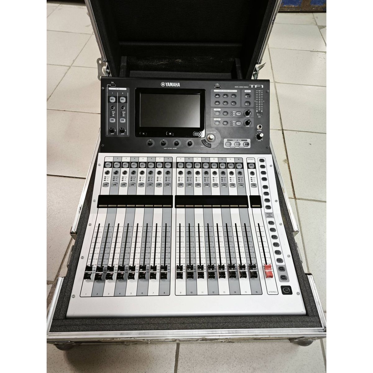 Yamaha TF1 (Уценка) Цифровой микшер 40 кан, 16 входов, 16 вых, 20 AUX Bus, ДЕМО-ОБРАЗЕЦ В КЕЙСЕ